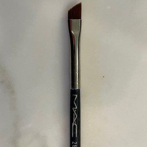 MAC 263 angled eyeliner brush